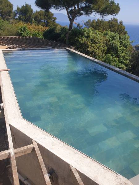Chantier Batibloc : piscine en béton armé forme libre