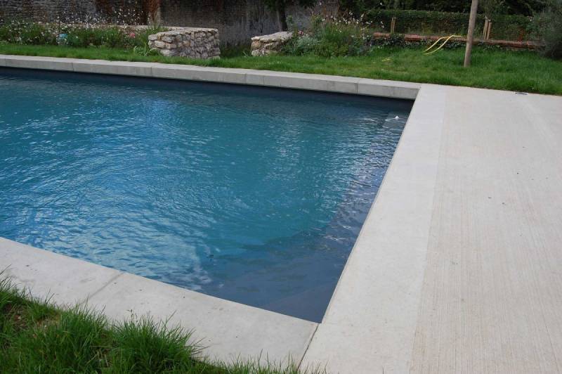 Structure de piscine suspendue Batibloc sur pilotis avec finition terrasse bois à Correns.