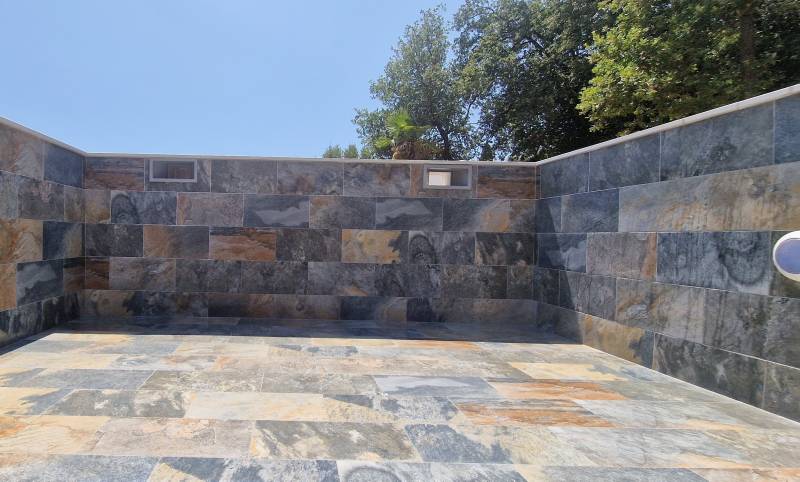 Piscine design en carrelage Aspen Blue dans le Var : reflets orangés et eau turquoise