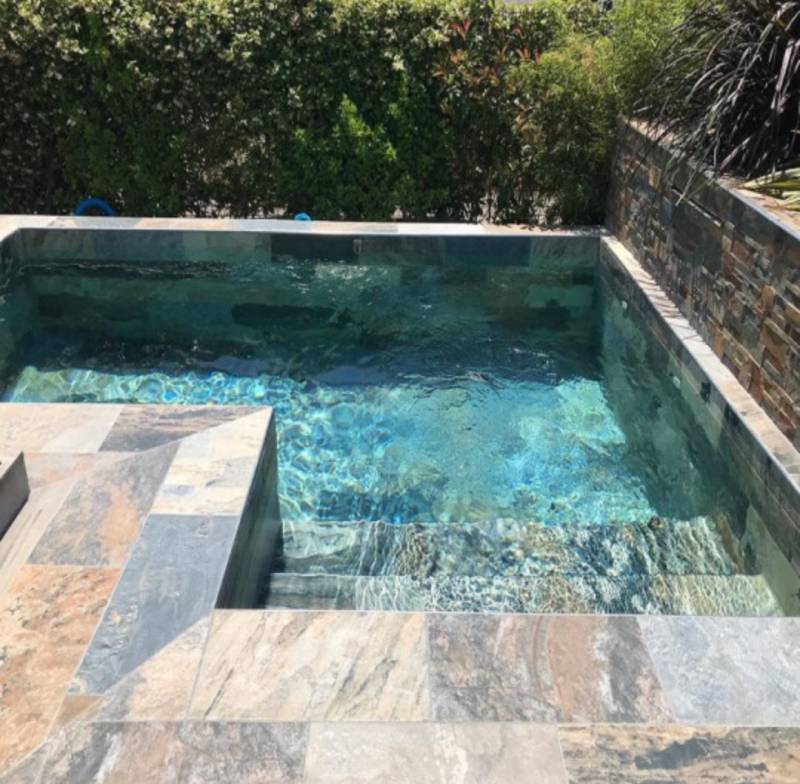 Construire une mini-piscine design en béton sur terrain restreint à Gassin