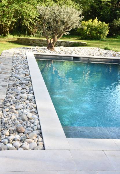 L'élégance du débordement sur une structure en piscine béton armé Batibloc : quand l'eau et le paysage ne font plus qu'un.