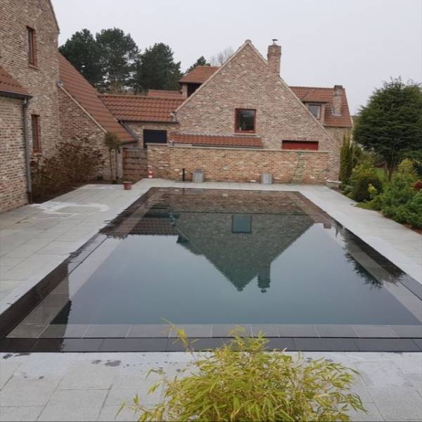 Bassin miroir Batibloc intégré dans un jardin méditerranéen. Une esthétique contemporaine qui respecte les codes des bastides de Provence.