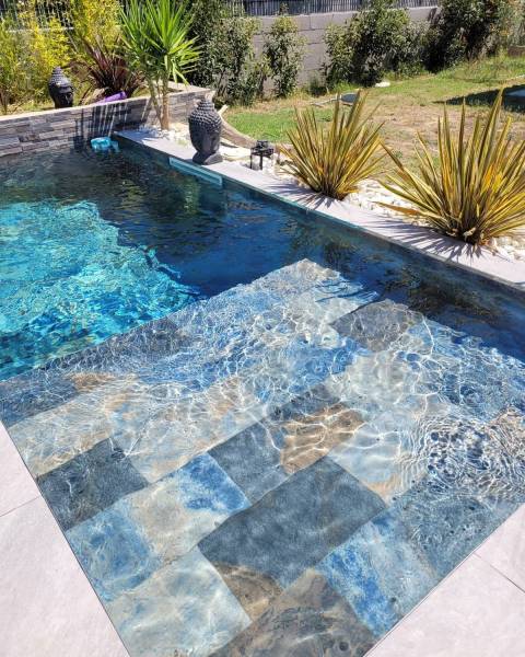 Mini piscine en béton sur mesure avec margelles en pierre naturelle