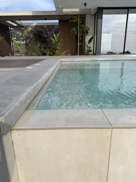 Piscine béton armé à débordement : une structure monobloc Batibloc garantissant une stabilité absolue, même face à la pression constante de la lame d'eau.