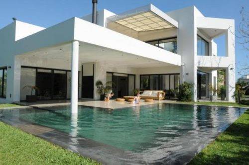 Le mariage parfait entre l'architecture moderne et la piscine miroir