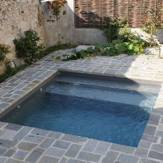 Mini piscine en béton monobloc : compact, durable et design