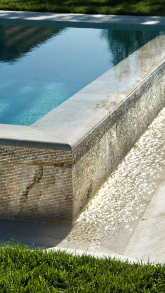 L'élégance du débordement sur une structure en piscine béton armé Batibloc : quand l'eau et le paysage ne font plus qu'un.