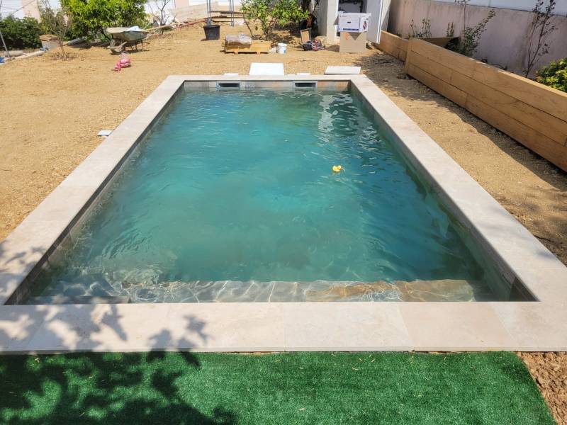 La performance au service de l'eau : une filtration optimisée et un local technique ordonné pour votre piscine béton armé.