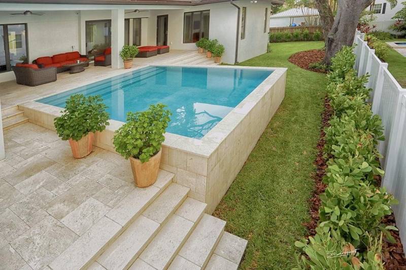 Piscine sur pilotis en béton armé revêtement carrelage moderne