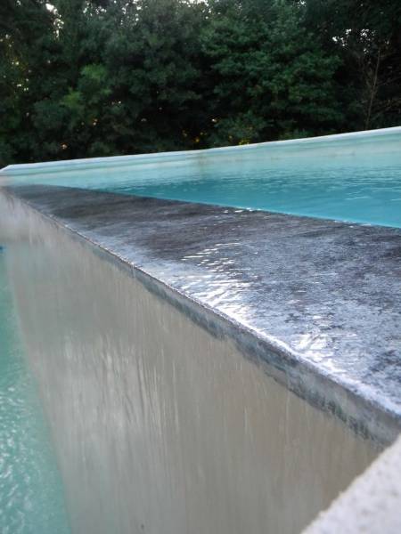 Piscine à débordement Batibloc face au littoral varois. Une conception technique offrant une ligne d'eau infinie sur l'horizon méditerranéen.