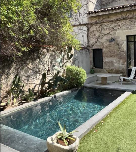 Métamorphose complète : rénovation d'un ancien bassin en une piscine béton armé moderne, alliant confort thermique et esthétique contemporaine.