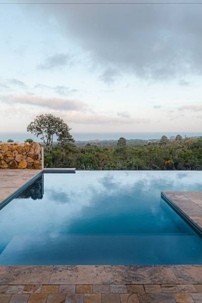 Valorisez votre propriété avec une piscine béton armé à débordement, un investissement durable qui souligne le prestige de votre aménagement extérieur.