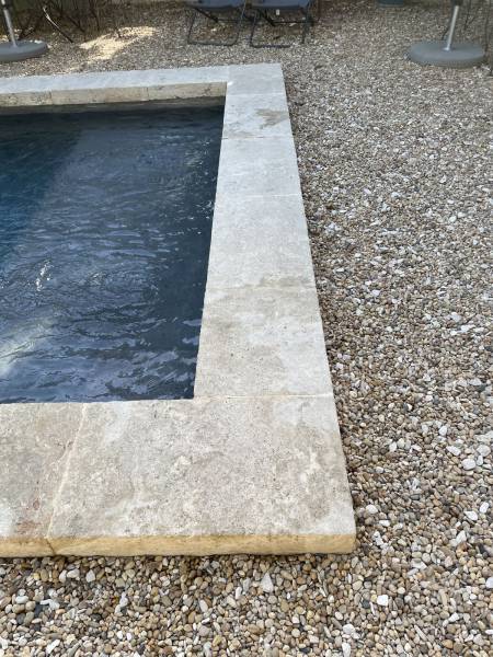 Valorisation immobilière : la rénovation d'une piscine béton armé avec de nouvelles margelles et un équipement moderne pour sublimer votre villa.