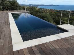 L'expertise Batibloc au service de votre patrimoine : une piscine béton armé à débordement pour une plus-value immobilière immédiate et durable.