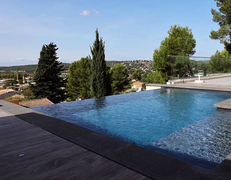 Une piscine béton armé suspendue sur pilotis pour une immersion totale face à la vue et une intégration architecturale de prestige.