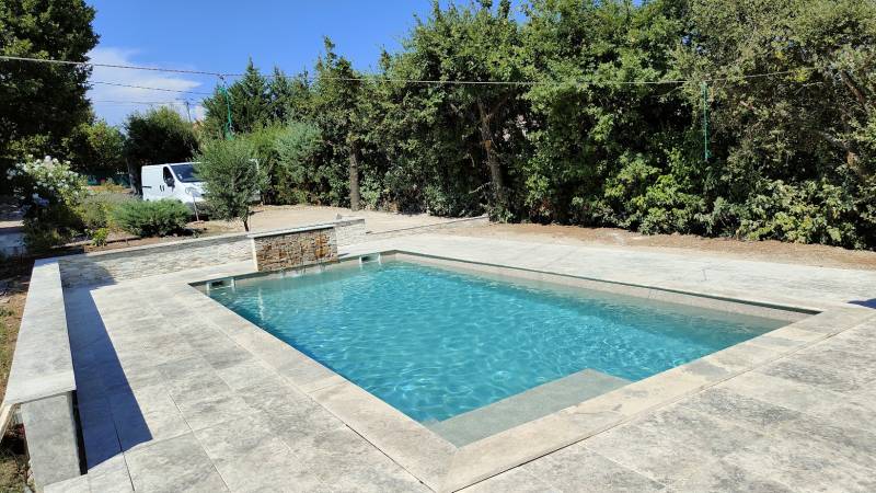 Béton armé de qualité supérieure - Garantie de durabilité pour votre piscine sur mesure à Cuers